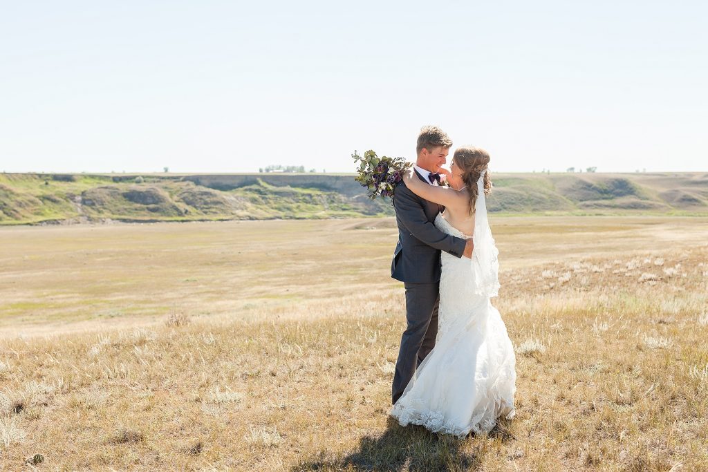 Coulee hills prairie wedding by Lethbridge photographer Kinsey Holt Photography