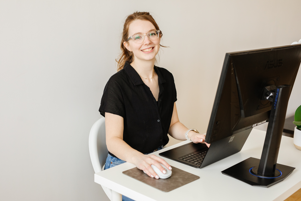 Keyana from Key Creative sitting at a desk working. Shot by Lethbridge designer photographer Kinsey Holt